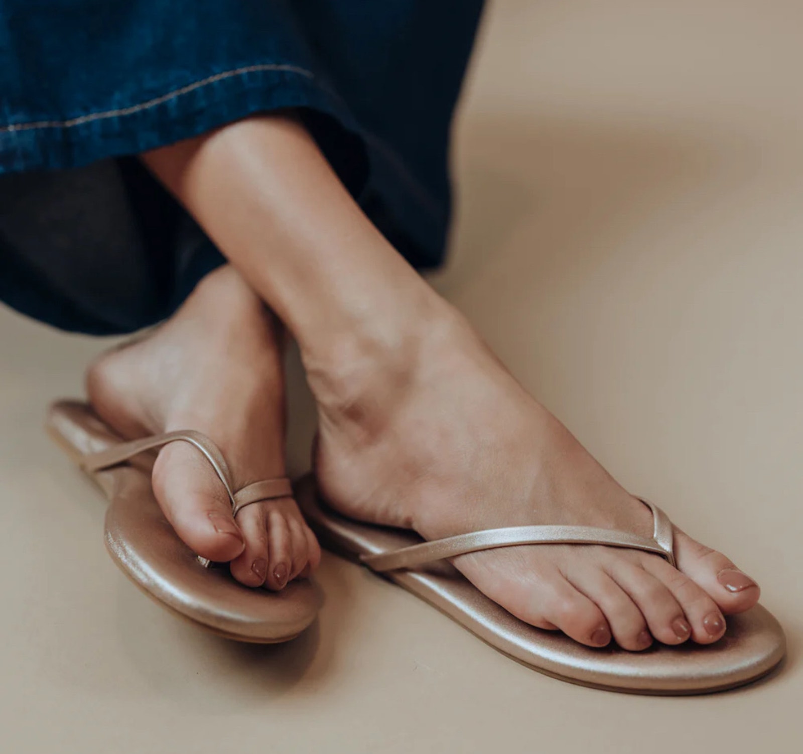 Revolve Soli Sea Indie Flip-Flop Sandals | Metallic Pewter | Size 6 New